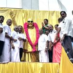 அதிமுக முன்னாள் அமைச்சர் சி த செல்லப்பாண்டியன் முதியோர்களுக்கு உணவு வழங்கினார்.