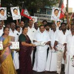 தூத்துக்குடி கருத்தபாலம் பகுதியில் வடிகால் பணிகளை மேயர் ஜெகன் பொியசாமி ஆய்வு      தூத்துக்குடி மாநகராட்சிக்குட்பட்ட 60 வார்டு பகுதிகளிலும் முதலமைச்சர் மு.க.ஸ்டாலின் உத்தரவிற்கிணங்க பல்வேறு கட்டமைப்பு பணிகள் நடைபெற்று வருகின்றன. சூழற்சி முறையில் எல்லா பகுதிகளிலும் புதிதாக நடைபெறும் பணிகளையும் ஓப்பந்ததாரர்களிடம் நல்ல முறையில் செய்து கொடுக்க வேண்டும். என்று வேண்டுகோள் விடுத்து வருவது மட்டுமின்றி மாநகராட்சி அலுவலகம் போல்பேட்டை முகாம் அலுவலகங்களில் பொதுமக்கள் நோில் சந்தித்து கொடுக்கும் மனுக்களுக்கு தங்களது கருத்துக்களை கேட்டறிந்து அதற்கும் அரசின் சட்டதிட்ட விதிகளின் படி தீர்வு கண்டு வருகிறார்.       இந்நிலையில் மாநகராட்சிக்குட்பட்ட குறிஞ்சி நகர் பகுதியில் நடைபெற்று வரும் புதிய வடிகால் பணிகளையும், கருத்தப்பாலம் பகுதியில் நடைபெற்று வரும் வடிகால் பாலம் பணிகளையும், ரயில்வே ஸ்டேஷன் திரும்பும் பகுதியில் நடைபெற்று வரும் வடிகால் கல்வெட்டுப் பணிகளையும் மேயா் ஜெகன் பொியசாமி பார்வையிட்டு ஆய்வு செய்தார்.  உடன் பகுதி செயலாளர் ரவீந்திரன் மற்றும் போல்பேட்டை பகுதி பிரதிநிதி ஜோஸ்பர், உள்பட பலர் உடனிருந்தனர்.