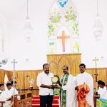 ஆதிச்சநல்லூர் தொல்லியல் அருங்காட்சியகத்தைப் பார்வையிடமாணவ மாணவியர்களோடு பேருந்தில் பயணம் செய்த கனிமொழி  எம்.பி