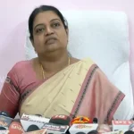 ஆதிச்சநல்லூர் தொல்லியல் அருங்காட்சியகத்தைப் பார்வையிடமாணவ மாணவியர்களோடு பேருந்தில் பயணம் செய்த கனிமொழி  எம்.பி