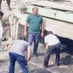 மக்கள்  மனதில் இமான் அண்ணாச்சி: கனமழையில் சாலையோர மக்களுக்கு உணவு வழங்கினார்.