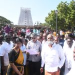 புதிய ஸ்மார்ட் கார்டுகள் 573 பயனாளிகளுக்கு அமைச்சர் கீதாஜீவன் வழங்கினார்