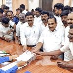 விளாத்திகுளத்தில் 2 பைக்குகள் நேருக்கு நேர் மோதல்–தொழிலாளிகள் படுகாயம்