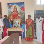 தூத்துக்குடி இந்து முன்னனியினா் மேயர் ஜெகன் பொியசாமியிடம் கோாிக்கை மனு வழங்கினா்.